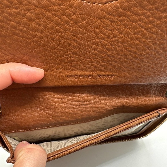 Michael KORS Brown Wallet with Phone Holder - Picture 6 of 10